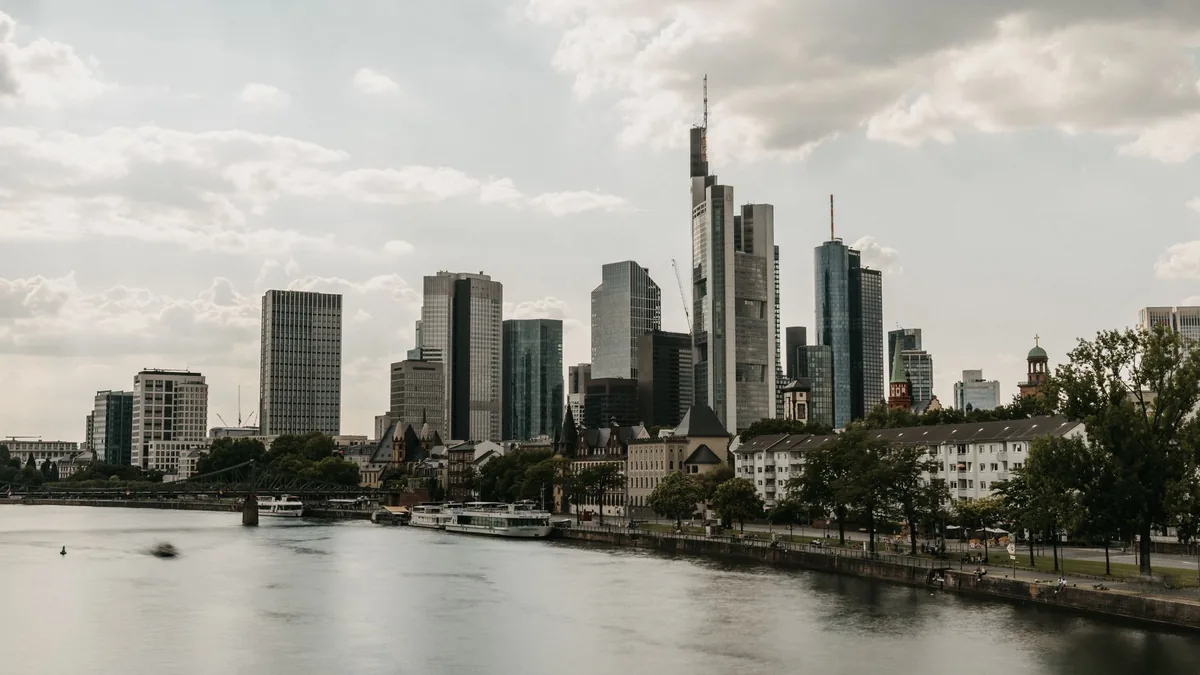 Main Nehri kıyısından Frankfurt şehir silüeti ve gökdelenler