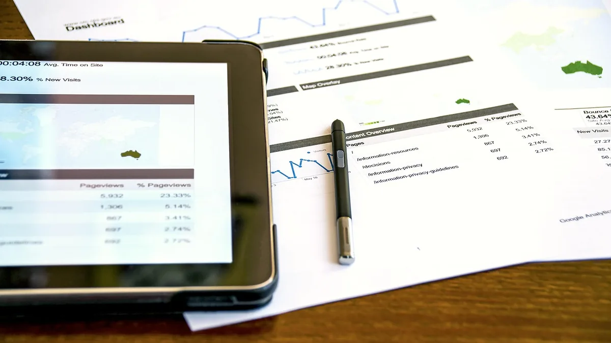 Tablet ekranı yanında basılı grafikler ve kalem