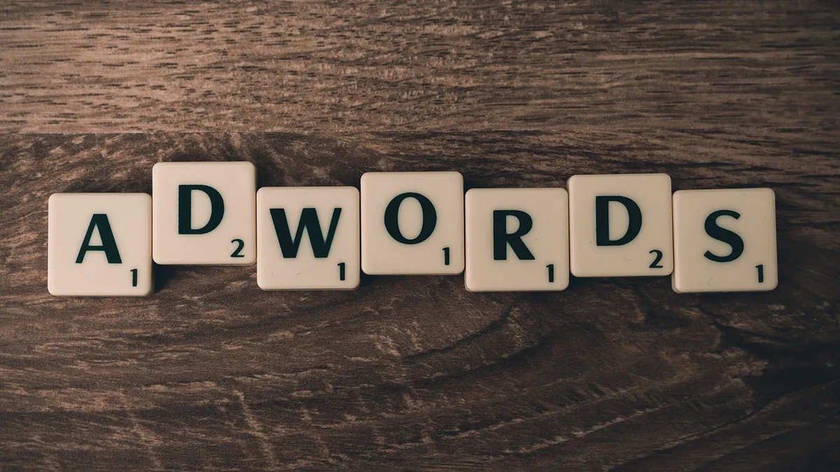 SEO ve arama reklamcılığı sözcüklerinin bulunduğu çalışma masası