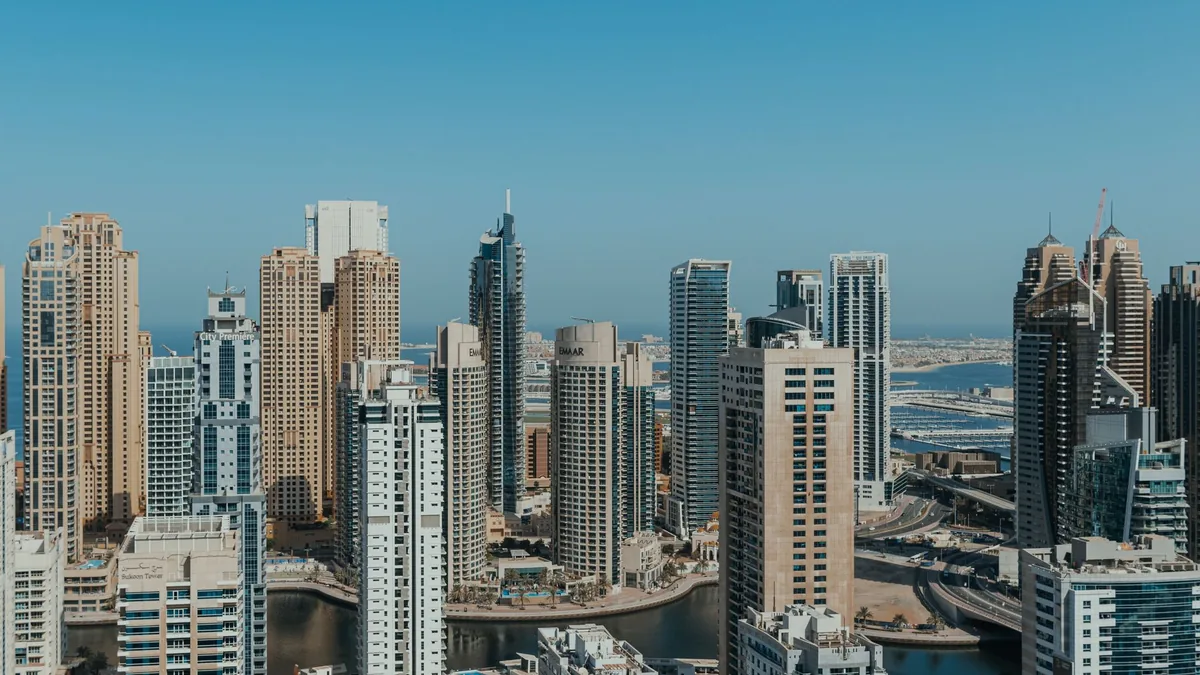 Dubai'deki gökdelenlerin ve marina bölgesinin gündüz görünümü