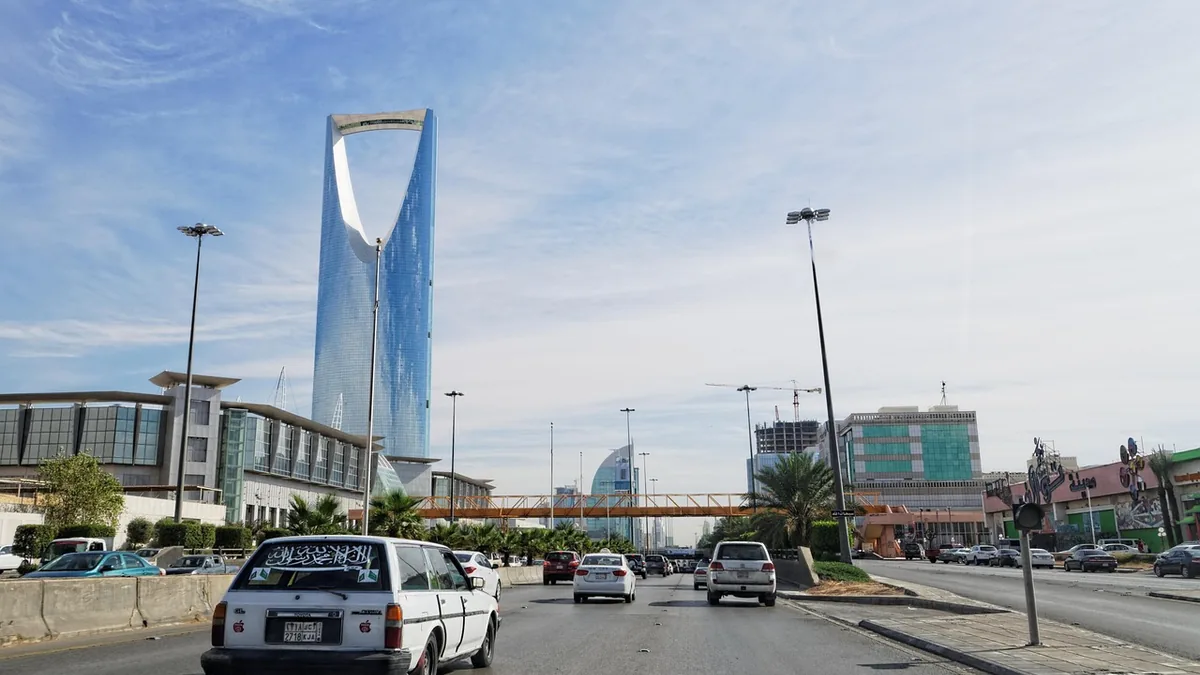 Riyad'da iş merkezlerinin bulunduğu geniş caddede gündüz trafiği