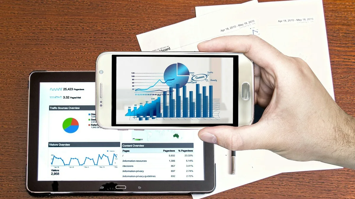 Telefon ve tablette açılmış trafik grafiklerini gösteren analiz düzeni