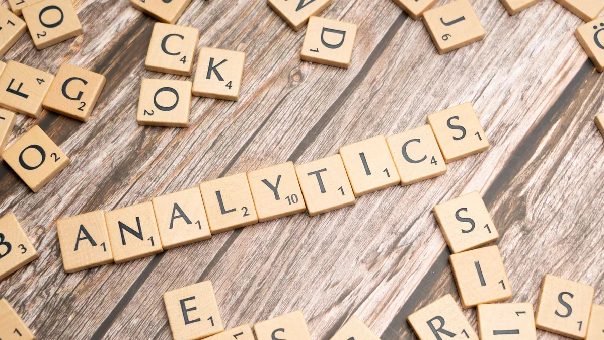 Ahşap zeminde analytics kelimesini oluşturan harf taşları