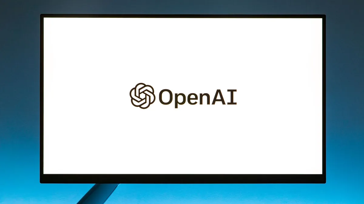 Mavi ışıklı masada OpenAI logosunun açık olduğu bilgisayar ekranı
