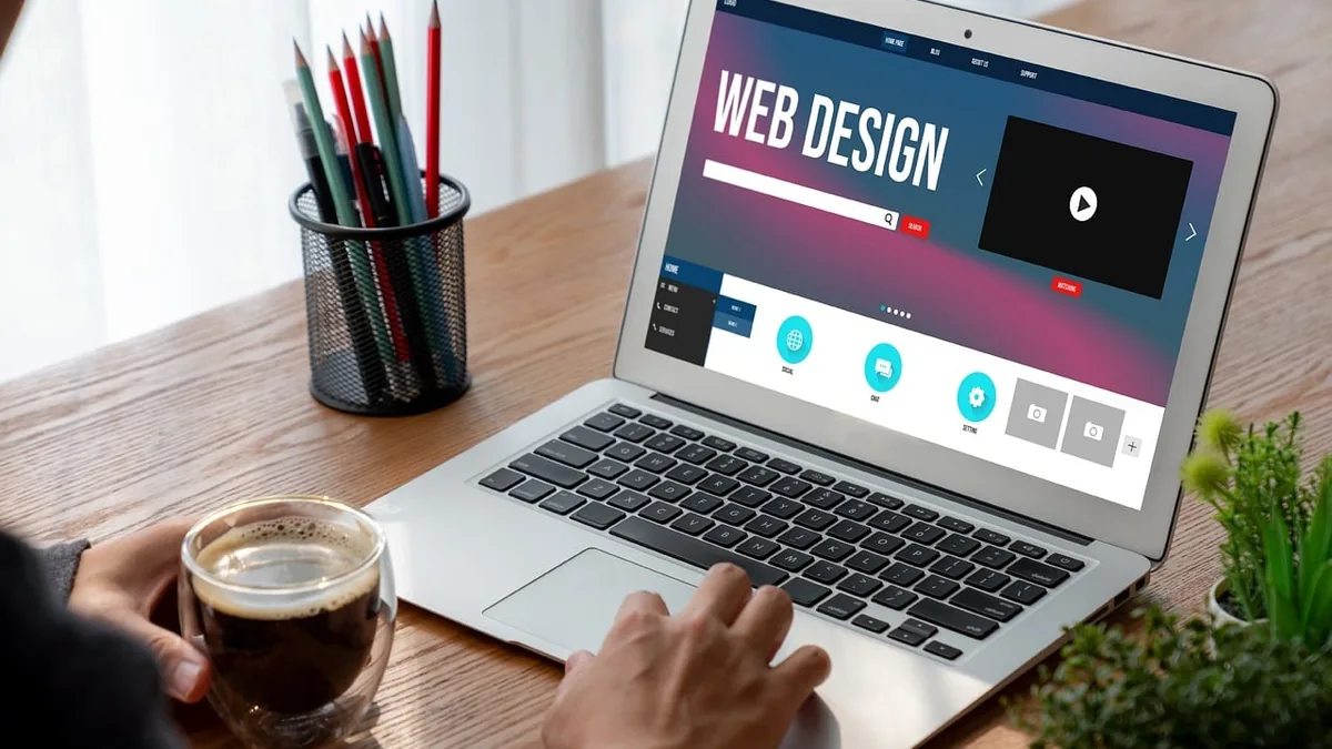 Web sitesi tasarımı açık dizüstü bilgisayar ve kahve kupası