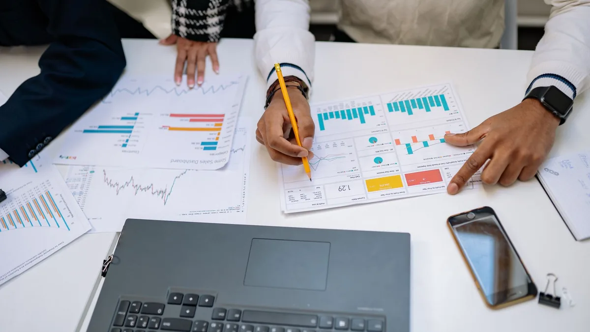 Grafik ve notların bulunduğu masada değerlendirme yapan ekip