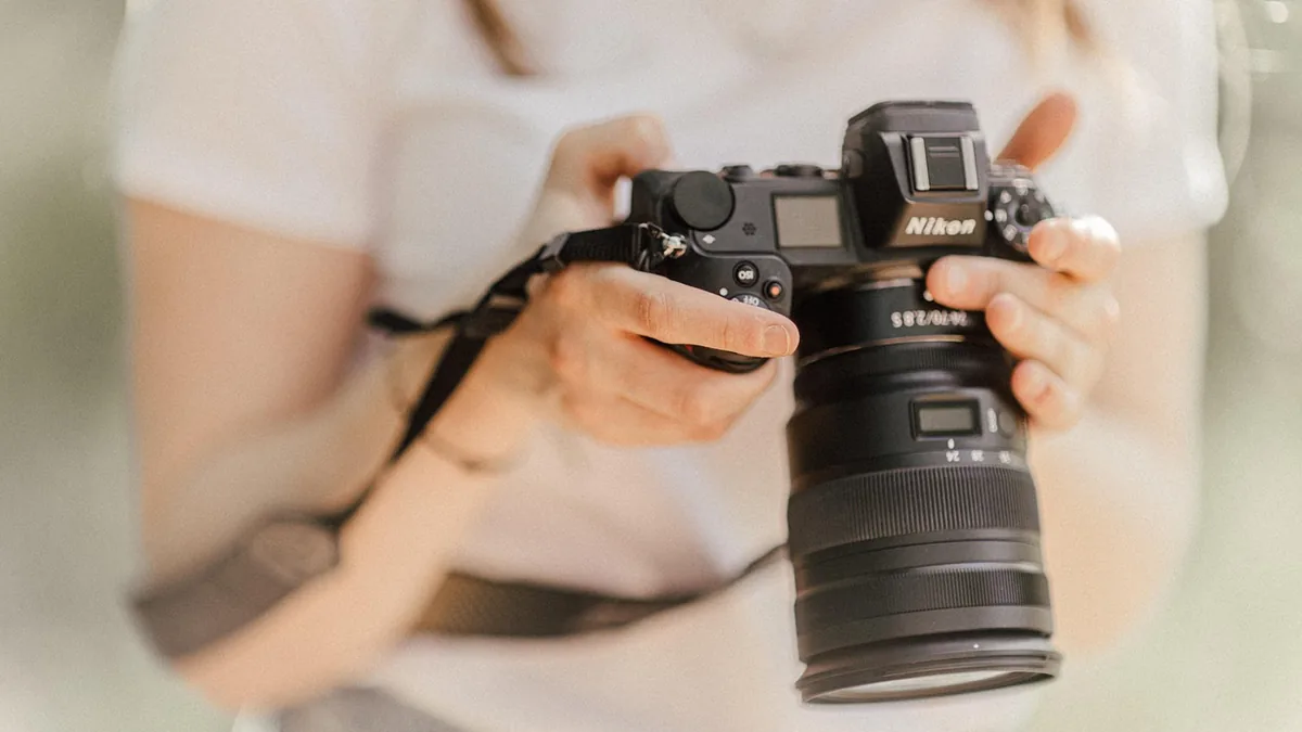 Ürün çekimi için fotoğraf makinesini hazırlayan kişi