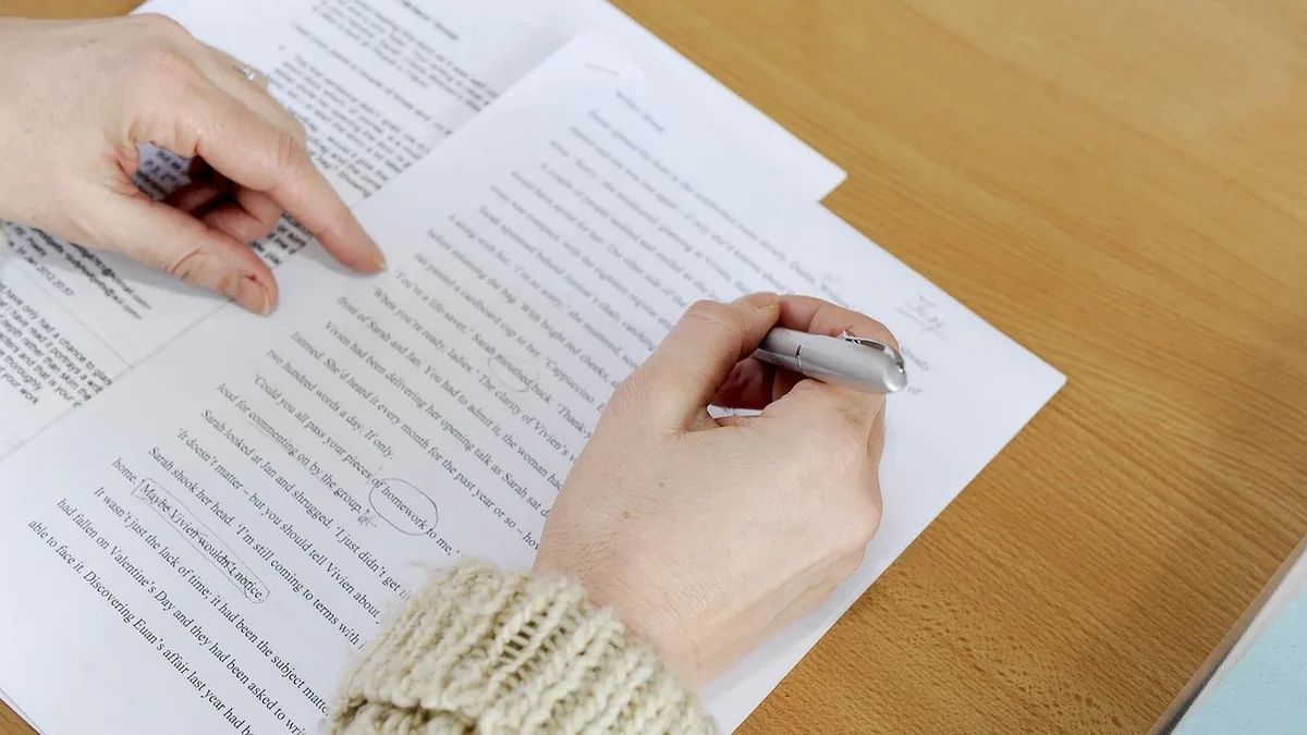 Defter üzerinde yaratıcı yazı ve düzenleme notları alan el