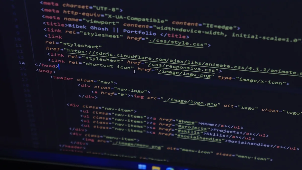 Ekranda açık HTML kodlarını gösteren bilgisayar monitörü
