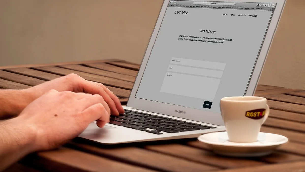 Masada açık web sayfası bulunan dizüstü bilgisayar