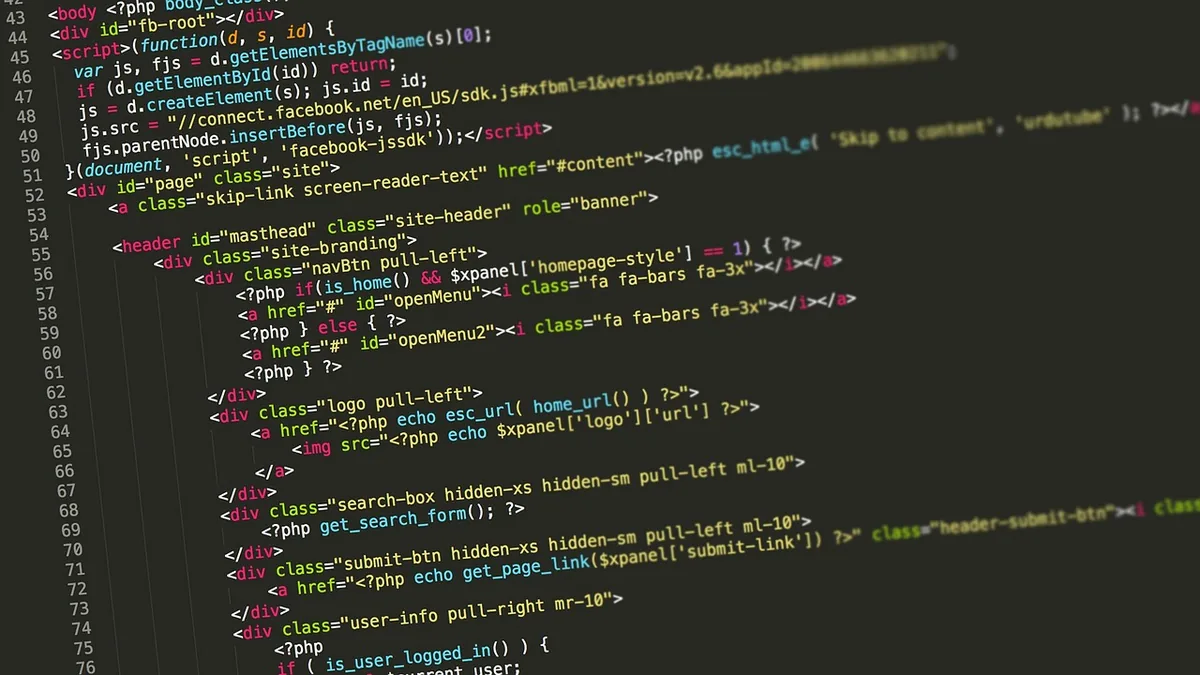 Koyu ekranda renkli programlama kodu satırları