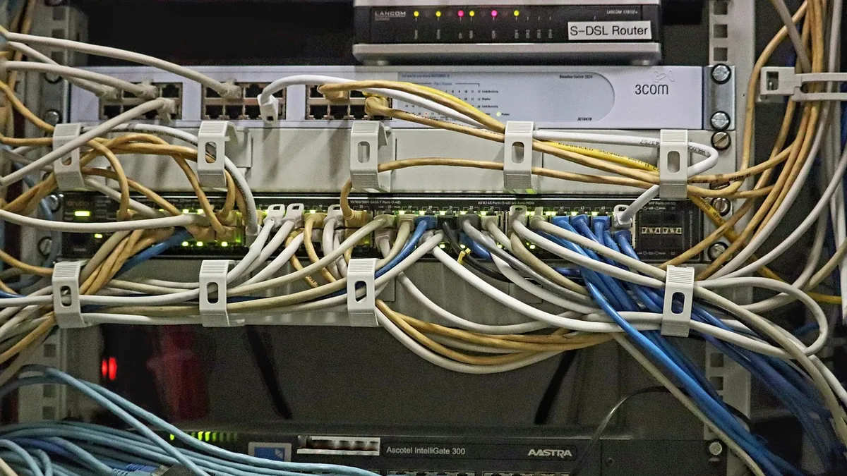 Bağlantı kabloları takılı sunucu donanımı