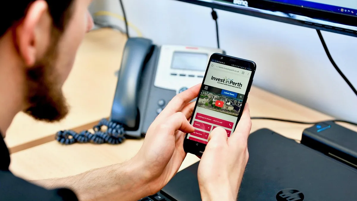 Elde tutulan akıllı telefonda açık bir web sayfası