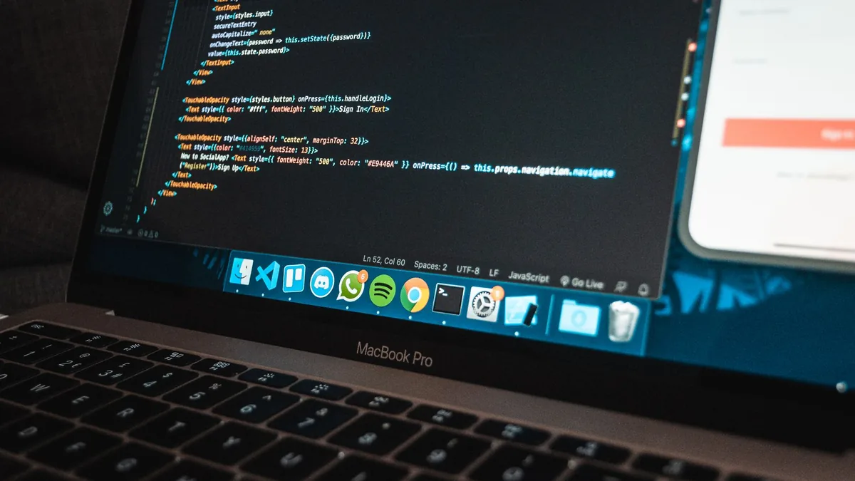 Dizüstü bilgisayar ekranında web sayfası kaynak kodu