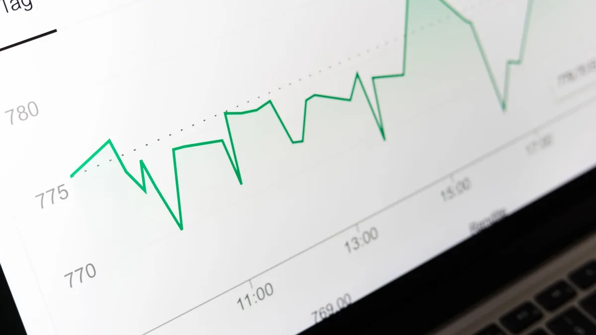 Dizüstü bilgisayar ekranında açık web analitiği görünümü