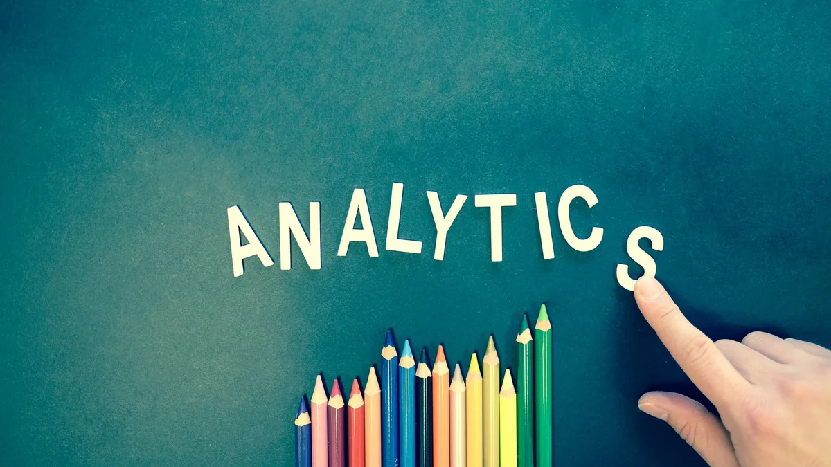 Dizüstü bilgisayar ekranında açık olan web analitiği sayfası