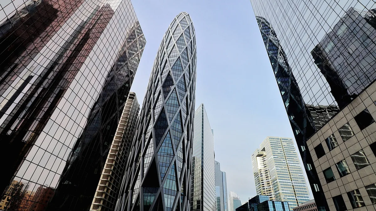 La Défense bölgesindeki modern yüksek binaların aşağıdan görünümü