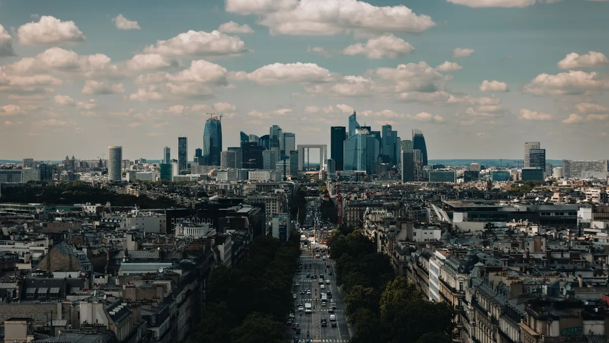 Paris ufkunda La Défense iş merkezinin geniş görünümü