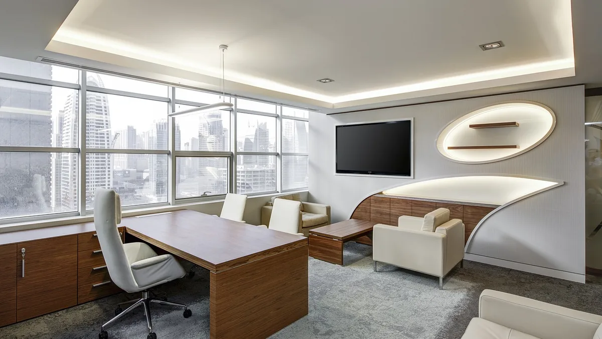 Toplantı ve çalışma alanı bulunan modern ofis