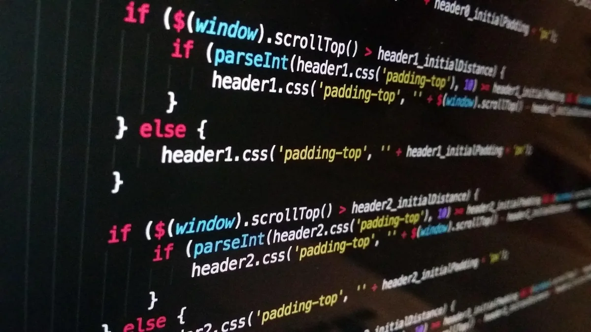 Bilgisayar ekranında açık web kodunun yakın görünümü