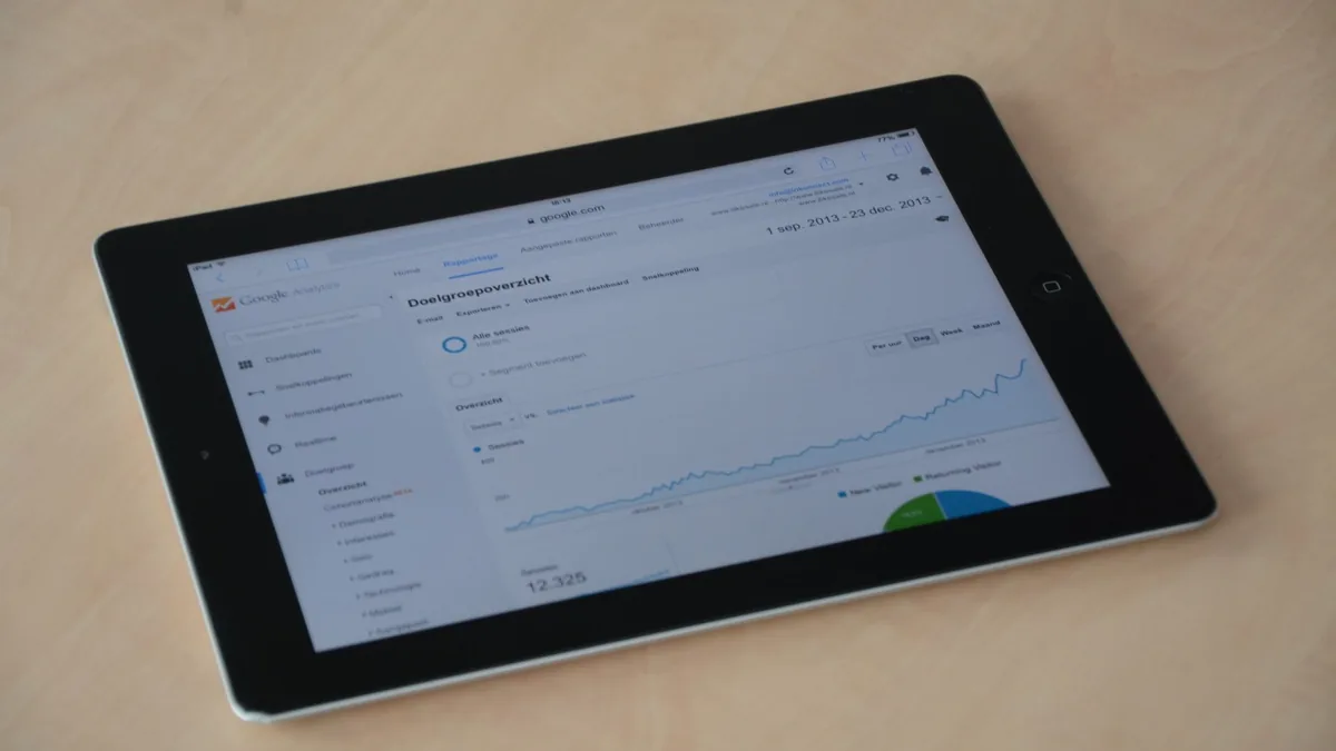 Masa üzerinde web analitiği grafikleri gösteren tablet ekranı