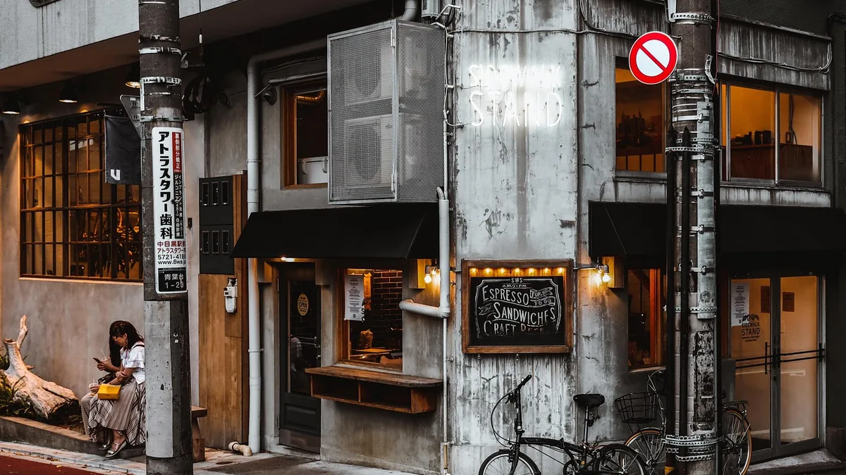 Sokaktan görünen küçük bir kafenin dış cephesi ve girişi