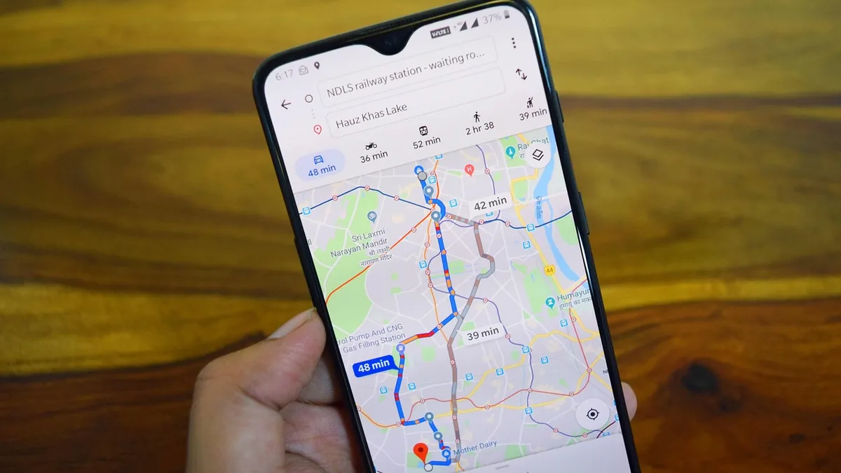 Telefonda açık rota seçenekleri bulunan Google Haritalar ekranı