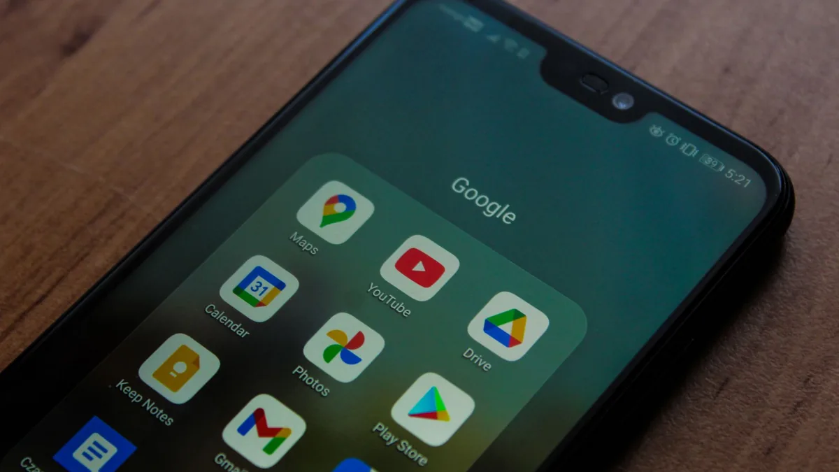 Ekranında Google uygulamaları görünen Android telefon