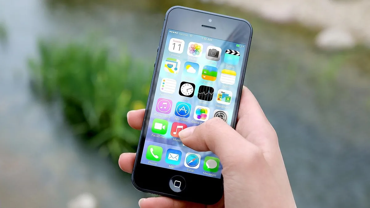Akıllı telefon ekranını kullanan bir el