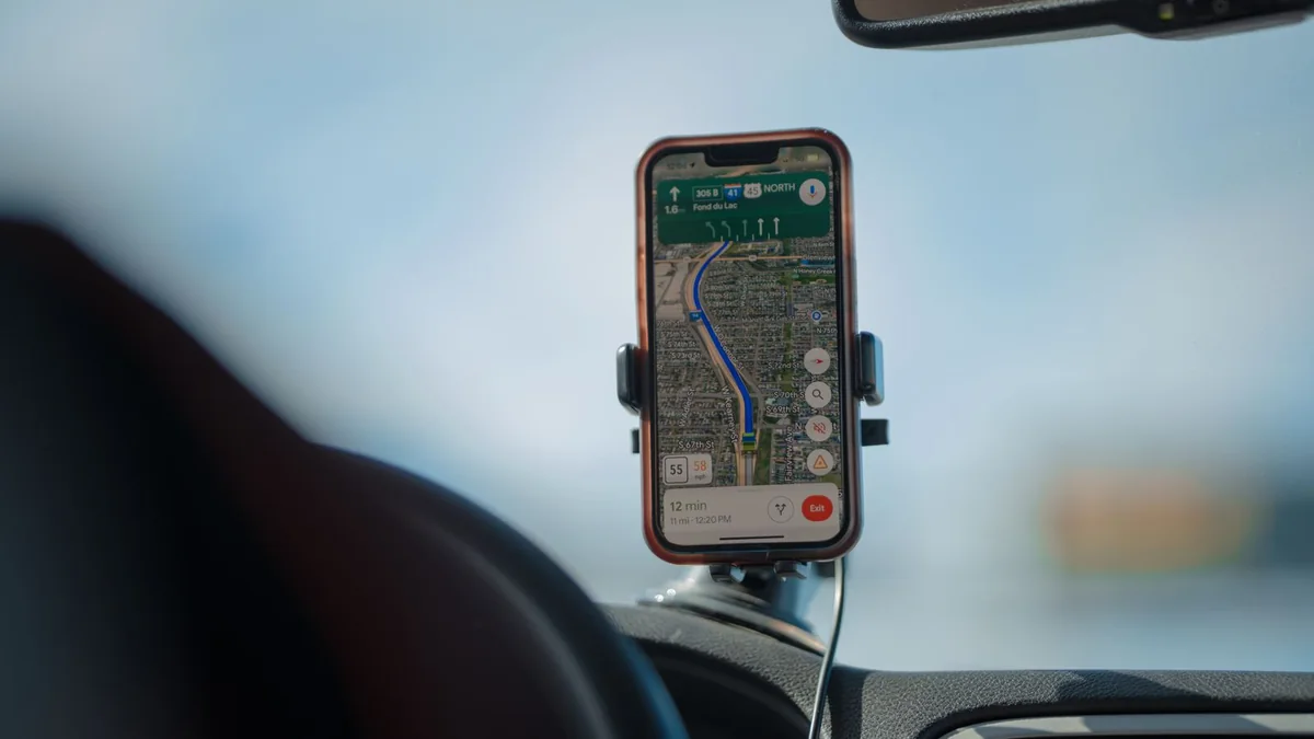 Araç ön panelindeki telefonda açık GPS rota ekranı