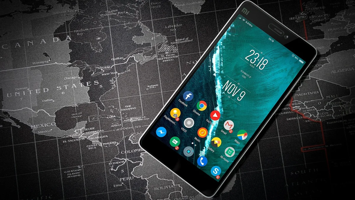 Dünya haritası üzerinde uygulamaları açık akıllı telefon