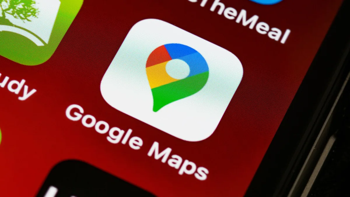 Telefon ekranında Google Haritalar uygulamasının simgesi