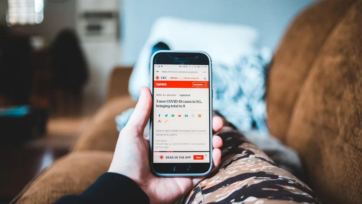 Dışarıda akıllı telefon ekranına bakan kişinin elleri