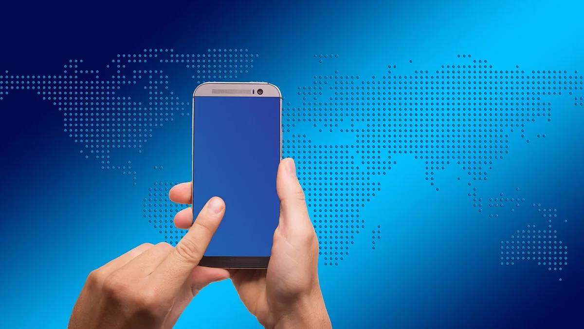 Akıllı telefon ekranına dokunan parmakların yakın görünümü