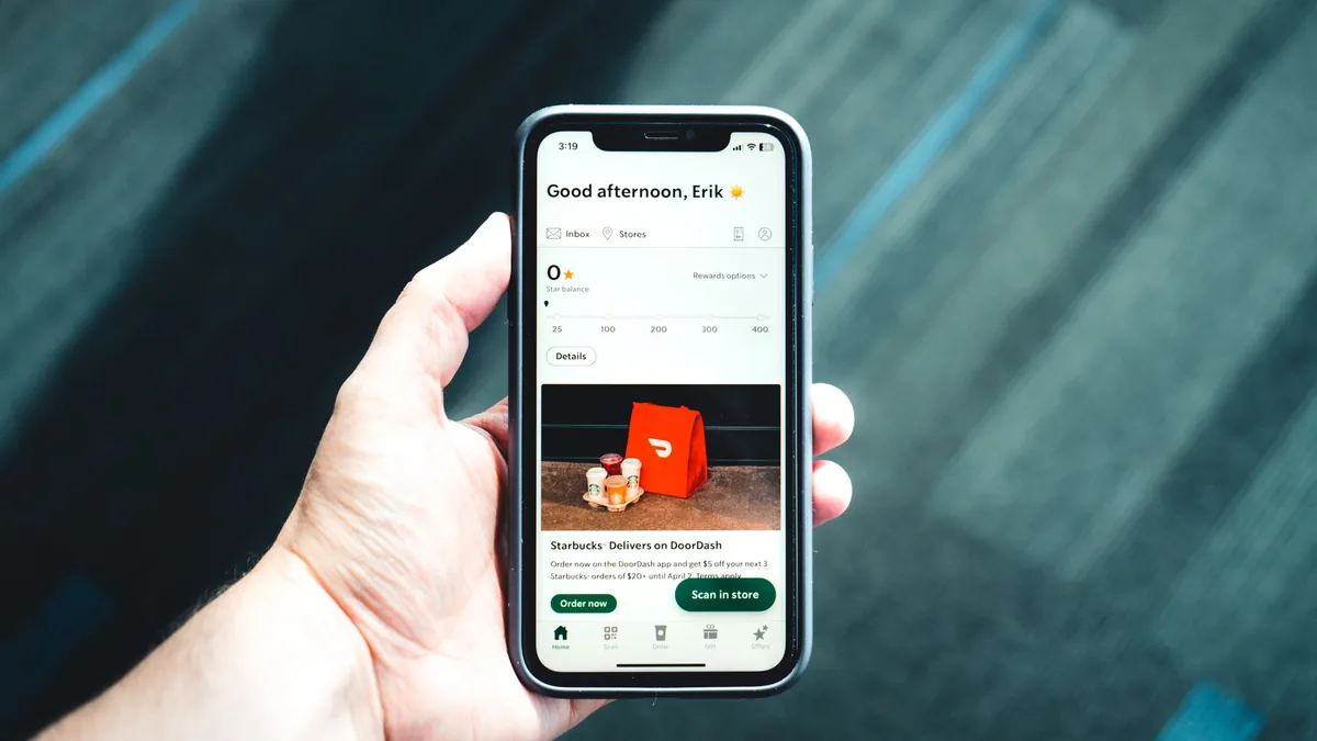 Bir kişinin elindeki telefonda açık yerel işletme ekranı