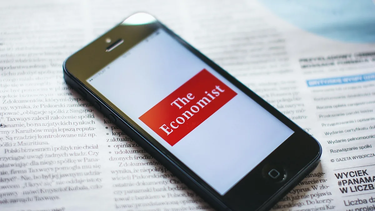 Bir ekonomi yayını uygulamasını gösteren akıllı telefon