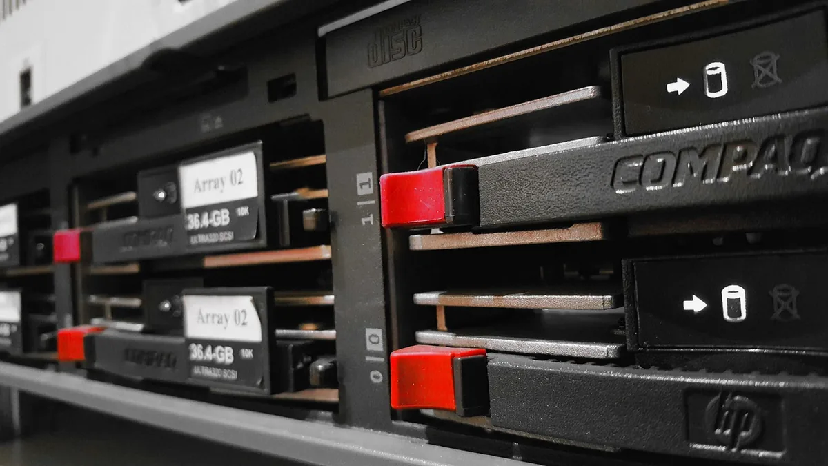 Sunucu rafında sıralanmış disk depolama birimleri