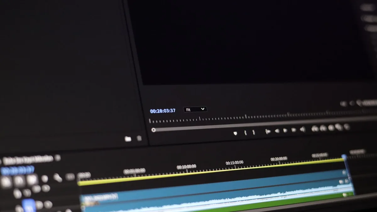 Ekranda video düzenleme zaman çizelgesi ve kurgu araçları