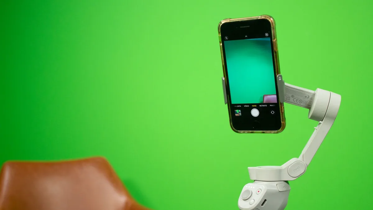 Sabitleyiciye takılı telefonla yeşil fon önünde video kaydı