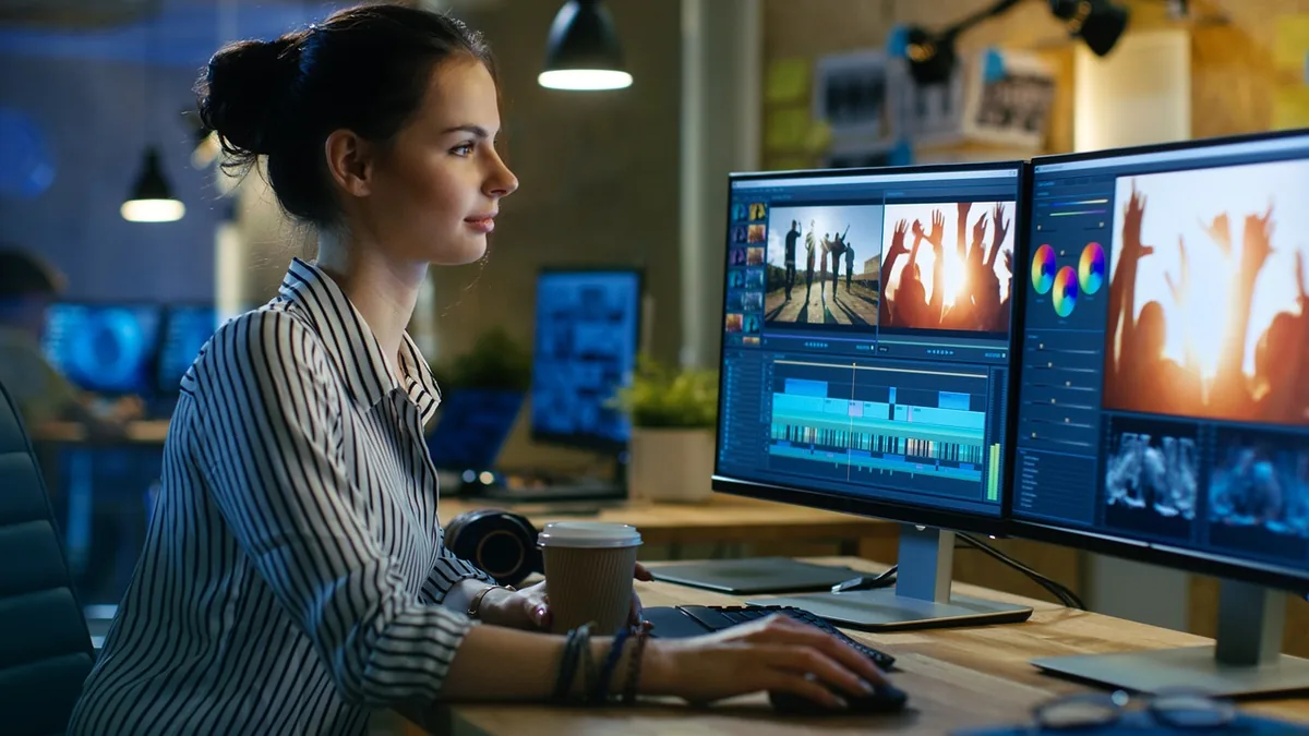 Çift ekranda dikey videoları kurgulayan kişi
