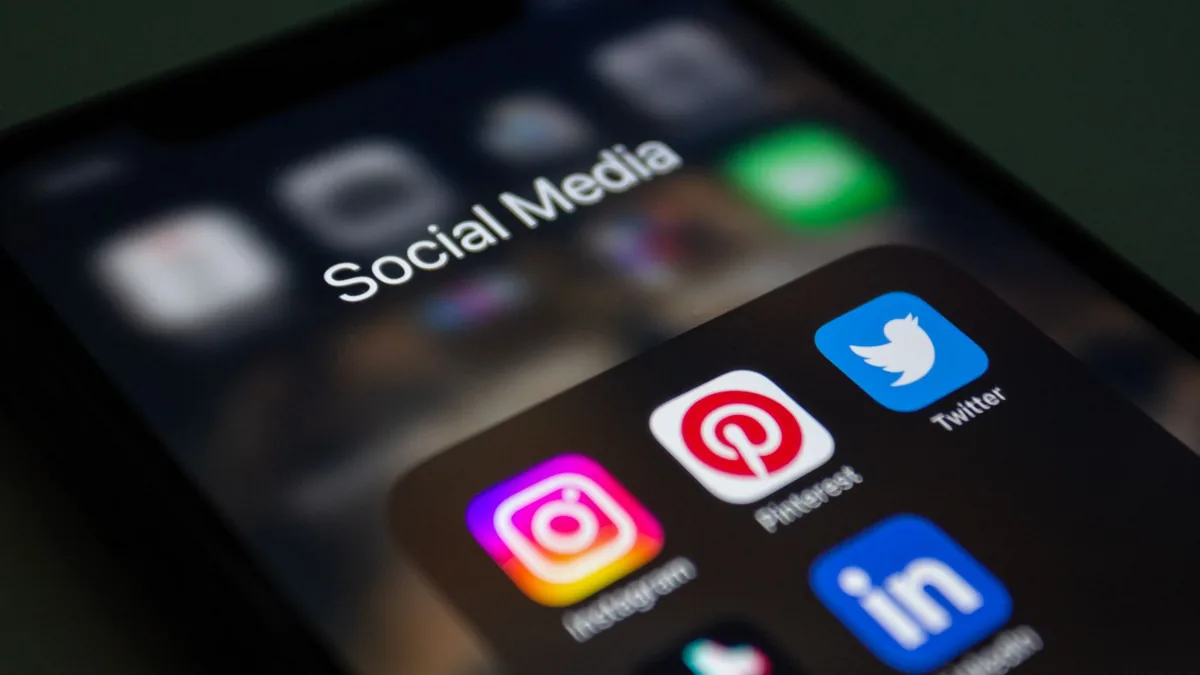 Telefon ekranında Instagram dahil sosyal medya uygulamalarının simgeleri