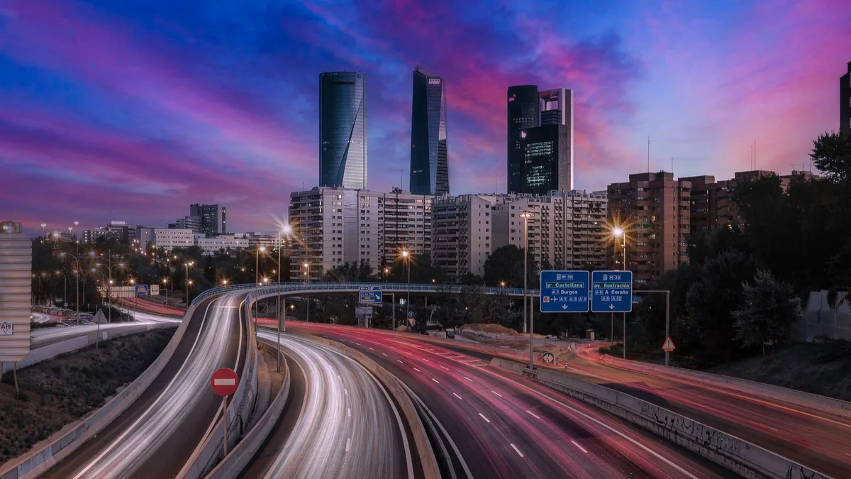 Gün batımında Madrid iş bölgesi ve otoyol ışıkları