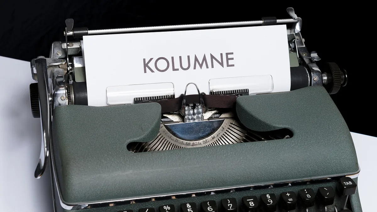 Üzerinde Kolumne yazan kağıt bulunan daktilo