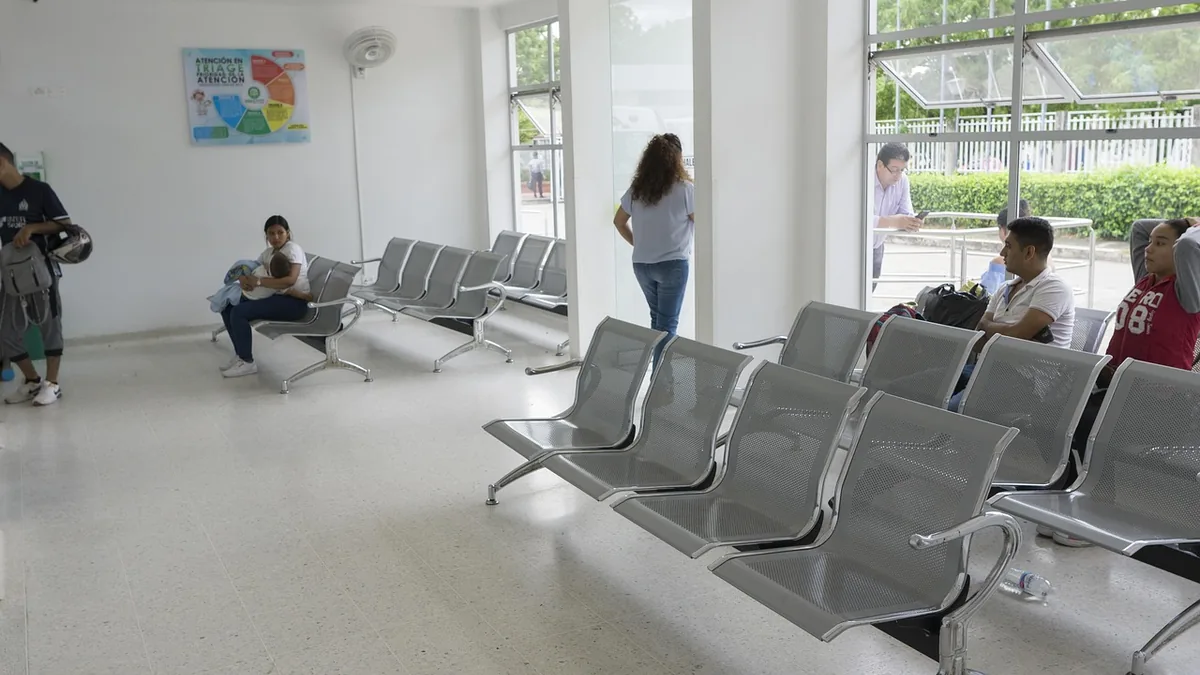 Pencereli bir sağlık kuruluşunda sandalyelerin bulunduğu bekleme alanı