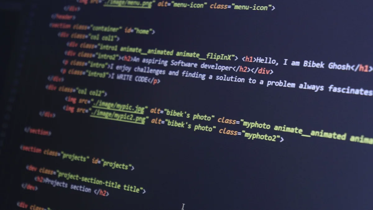 Bilgisayar ekranında açık web geliştirme kodları