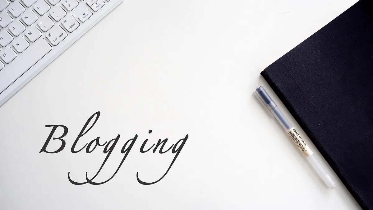Dizüstü bilgisayarda blog yazısı düzenleyen kişinin elleri