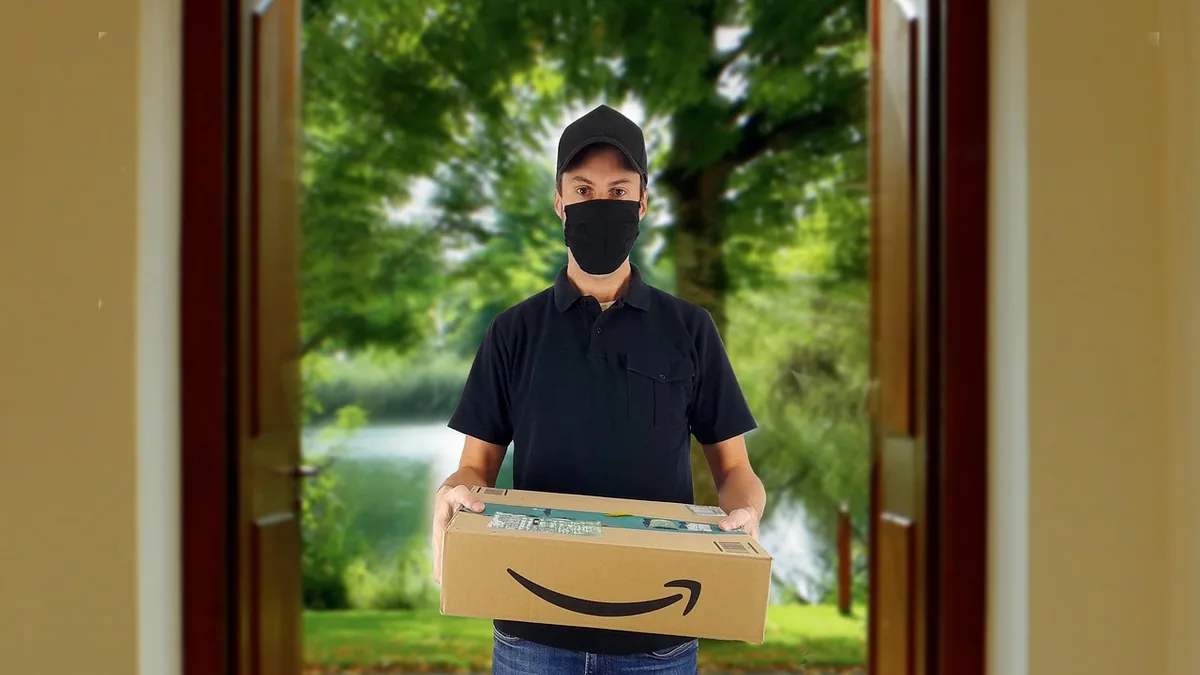 Kapıda karton paket teslim eden görevli
