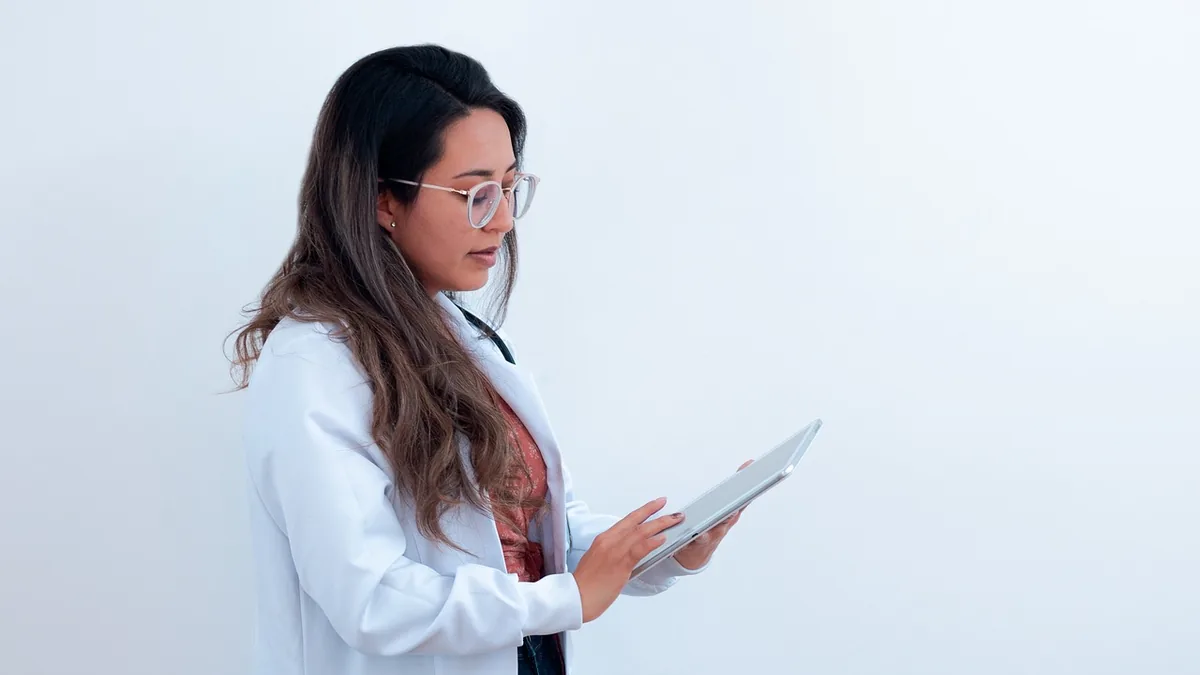 Masa başında bir belgeyi birlikte inceleyen doktor ve hemşire