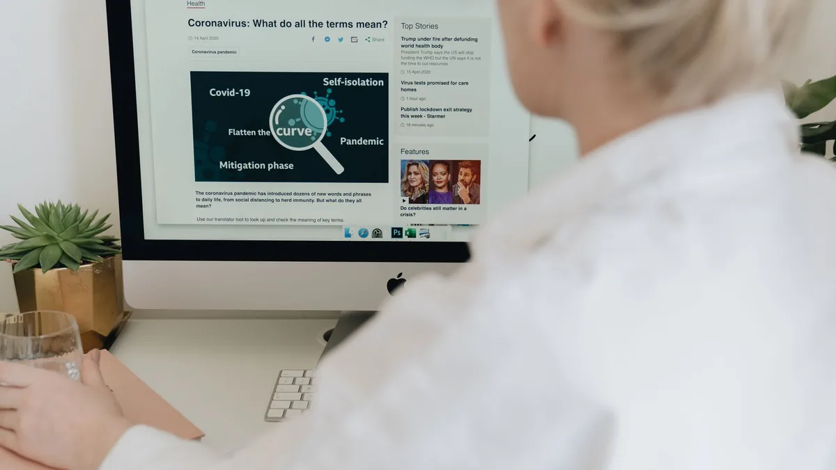 Masaüstü bilgisayarda bir internet yayınını inceleyen kişi