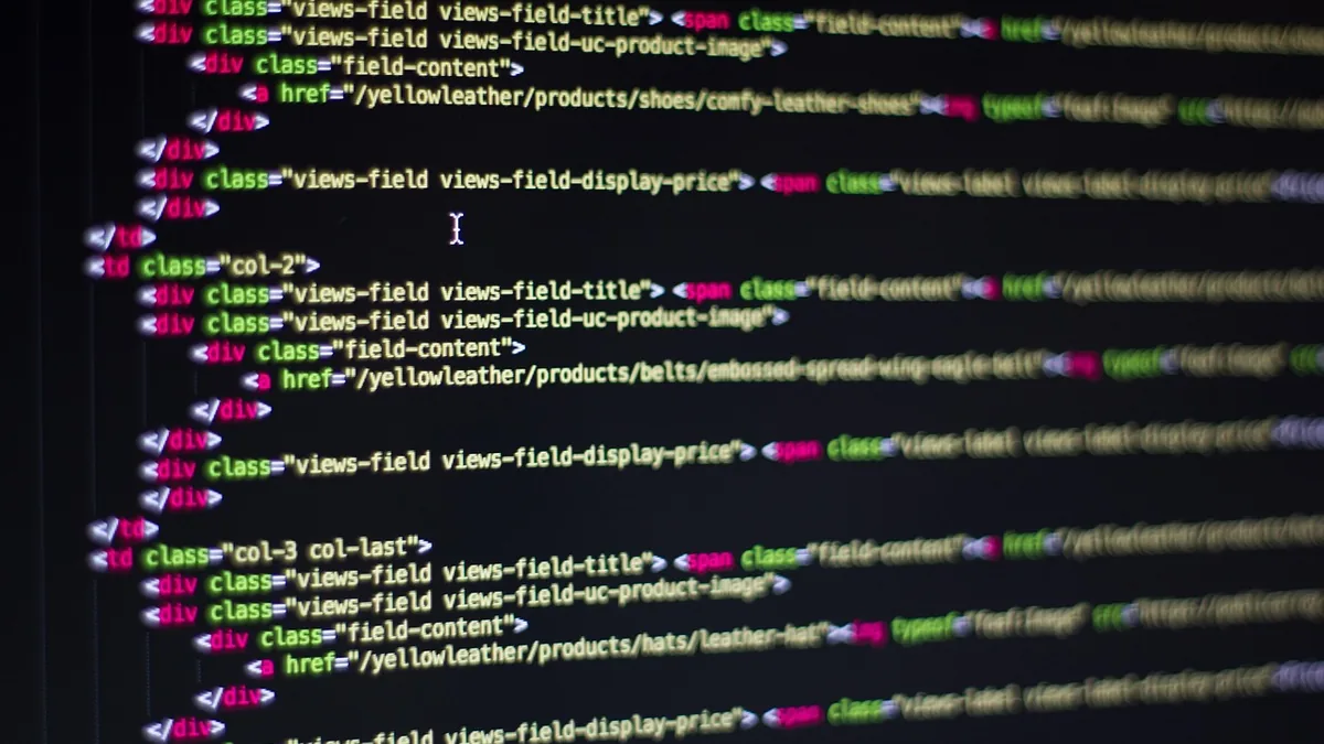 Ekranda HTML kodları bulunan dizüstü bilgisayar